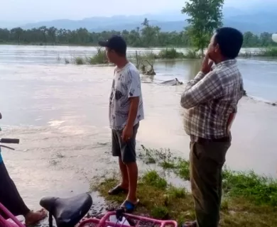 People looking at flooded area in Nepal