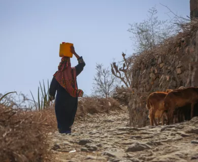 Yemen_Woman with water bucket on her head