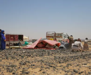 Yemen_Displaced people on the side of the road with furniture and household objects