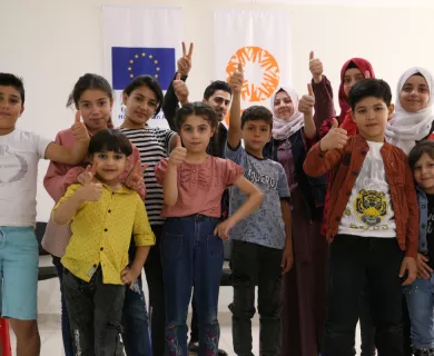 Turkiye_A group of children holding thumbs up and peace signs