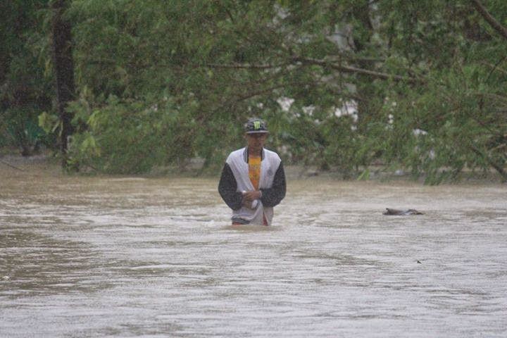 Heavy flooding in Samar after typhoon Hagupit