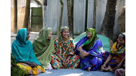 Bangladesh_Women sitting in a circle