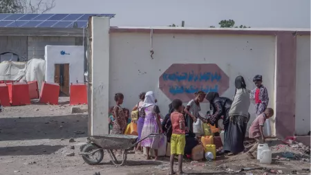 Yemen_Children fetching water at well