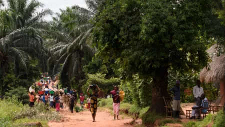 DRC_Many people carrying goods on their heads