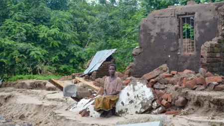 Malawi_Woman sitting in front of destroyed home after cyclone