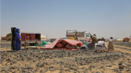Yemen_Displaced people on the side of the road with furniture and household objects