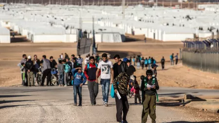 Jordan_Syrians walking up from Azraq refugee camp