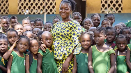 Schoolteacher, Mabinty Thullah with her students