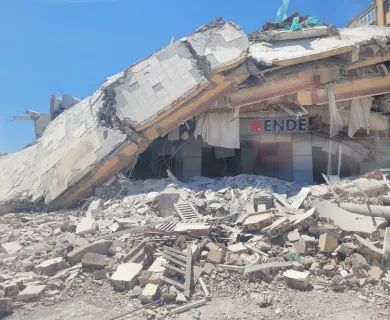 Turkiye_Building that has collapsed on left hand with rubble on the ground