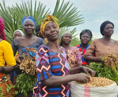 Farmers with colorful dresses holding their produce